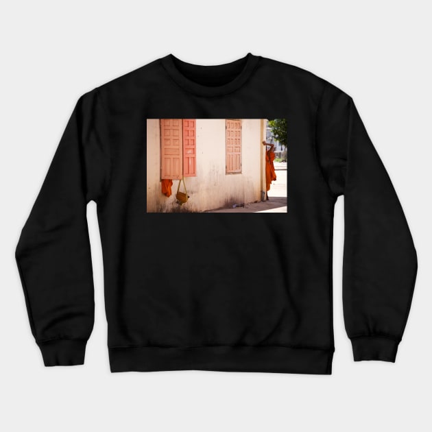 Cambodge - Une vie de moine Crewneck Sweatshirt by rollier